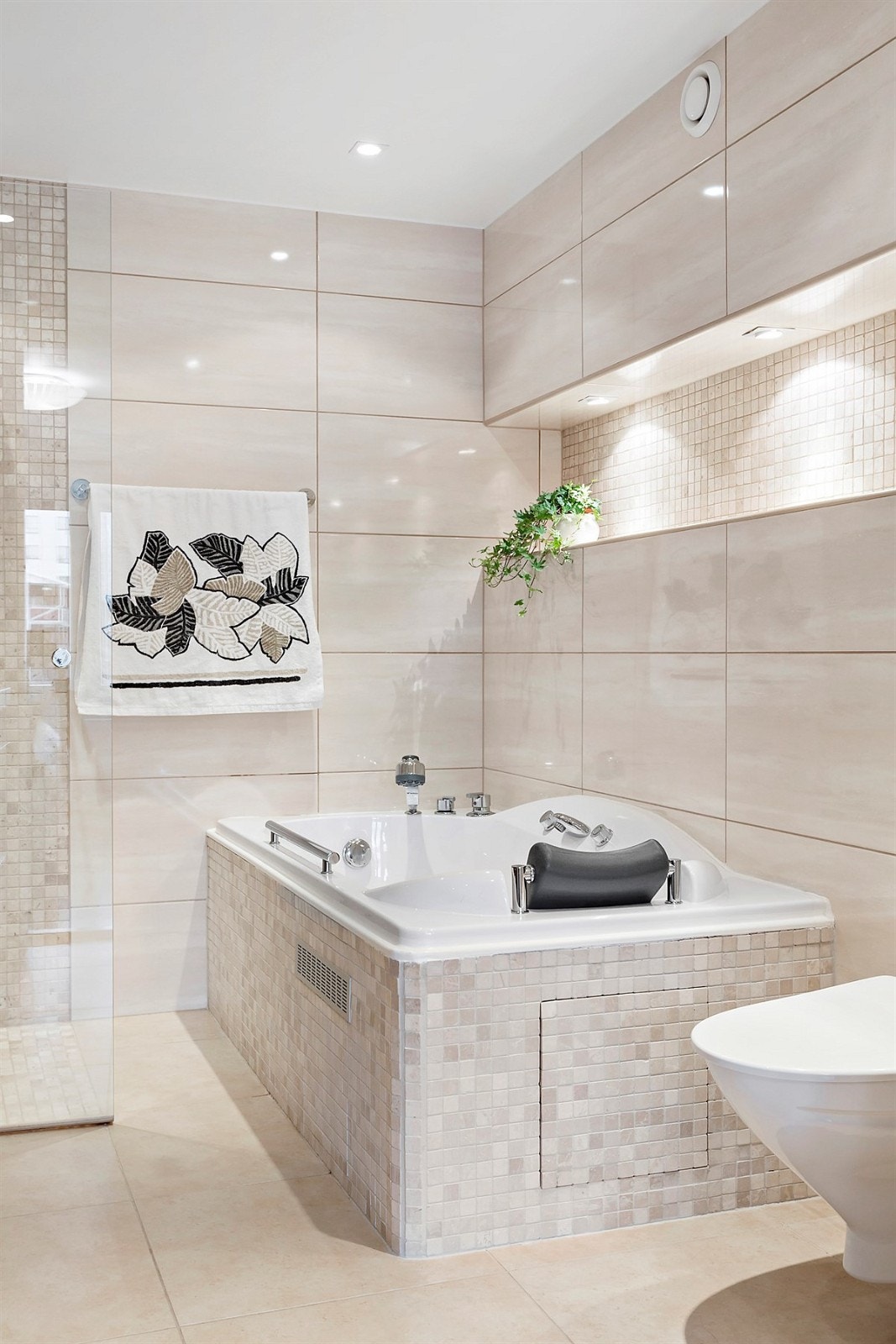 Fliser på gulv, gulvsluk i plast, fliser på vegger og nedsenket himling med innfelte downlights Galleribilde