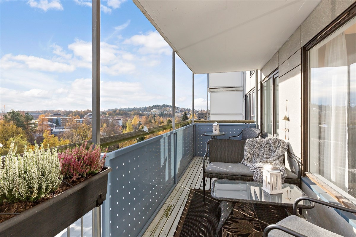 Fra stuen har du utgang til en solrik balkong på 11 kvm med flott utsikt over byen Galleribilde
