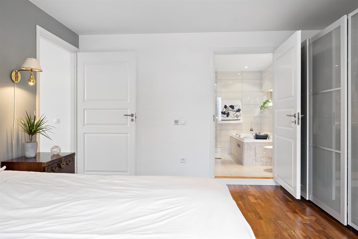 Nyere garderobeskap på hovedsoverommet Galleribilde