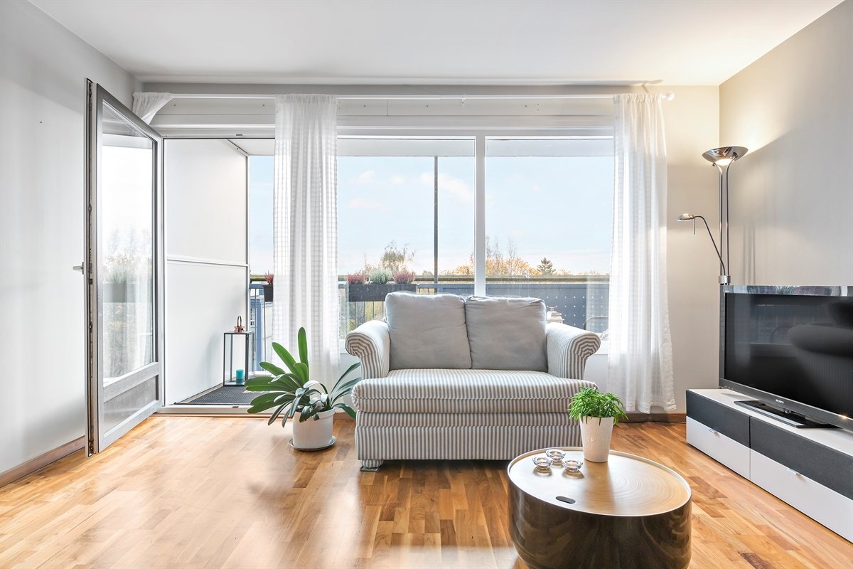 Rommet har mange gode vindusflater som gir rikelig med lys Galleribilde