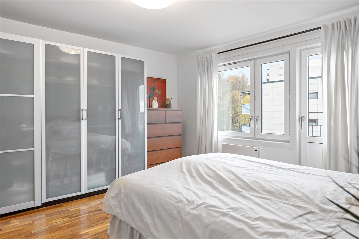 God plass på begge rommene. Dette soverommet har i tillegg fransk balkong Galleribilde