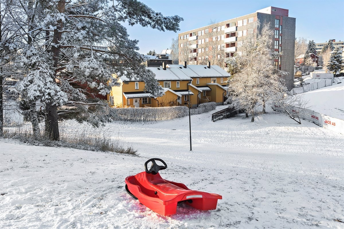 Mærradalen med flotte turmuligheter sommer som vinter. På vinterstid er det preparerte skiløyper opp mot Bogstad og videre inn i marka. Galleribilde