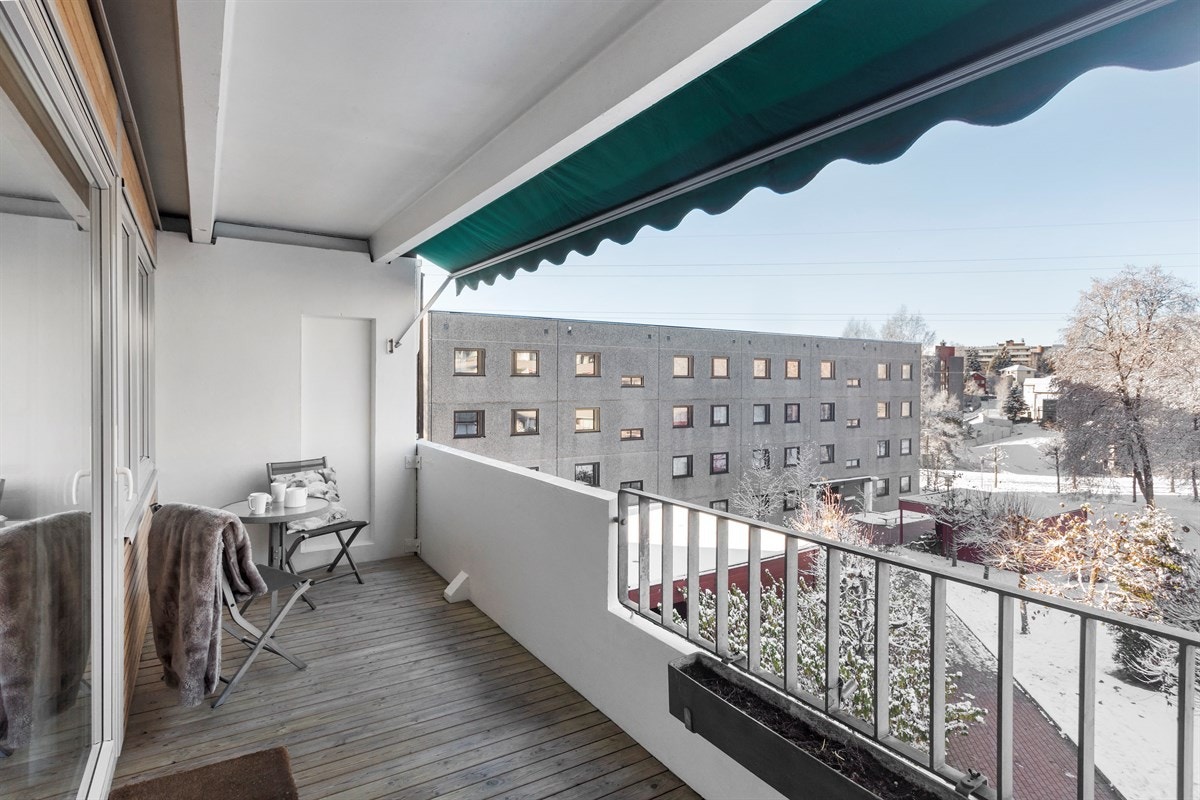 Nordvestvendt balkong på 10 kvm. med sol ca. 13.00-21.30 midtsommers. Galleribilde