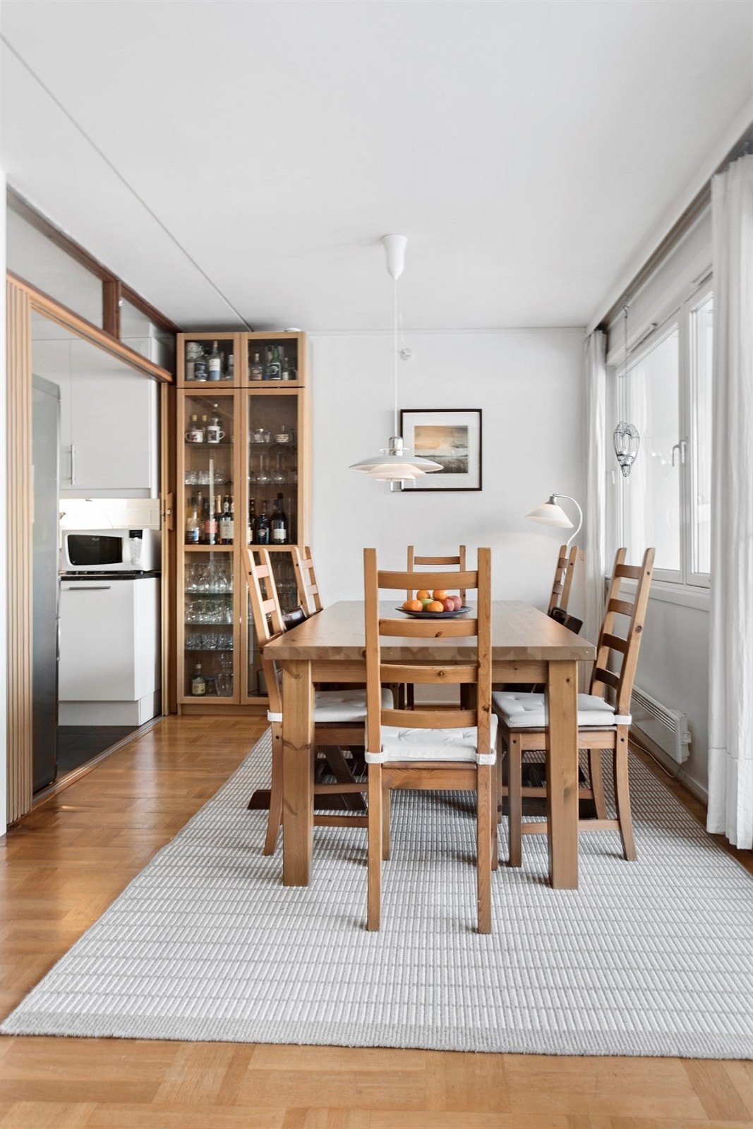 Plass til spisestue i åpning mot kjøkken. Galleribilde