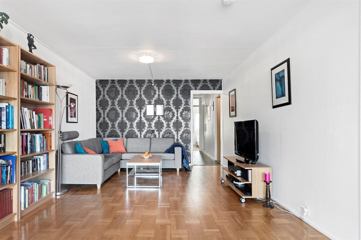 Romslig stue. Galleribilde