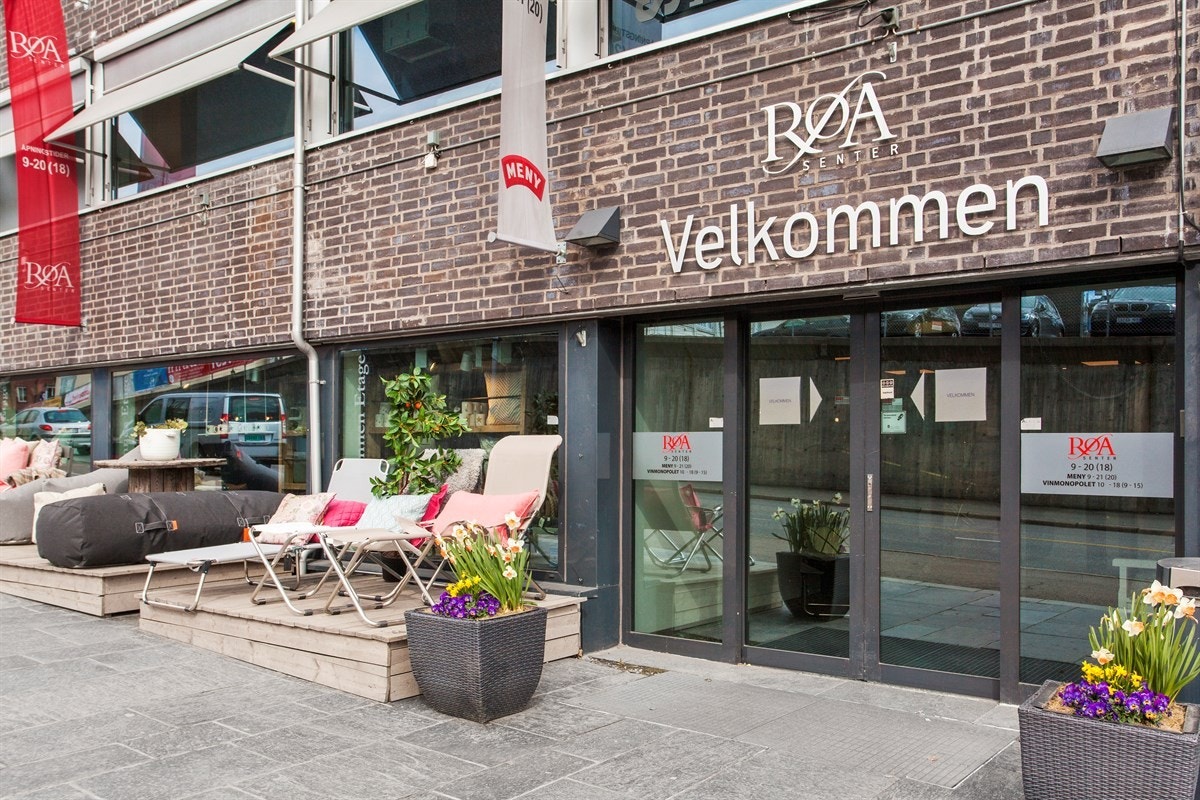 Gangavstand til Røa sentrum med bl.a. Meny m/ferskvaredisk, Vinmonopol, nisjebutikker, sushi mm. Galleribilde