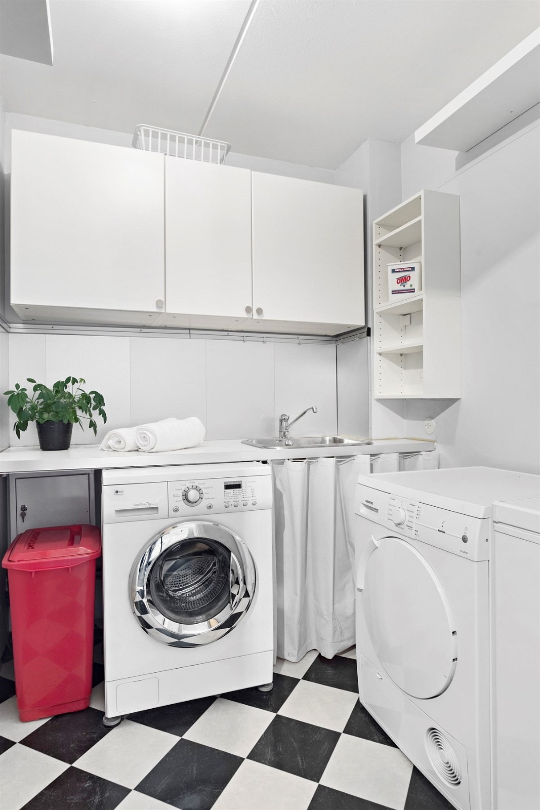 Praktisk vaskerom med god skap- og benkeplass. Galleribilde