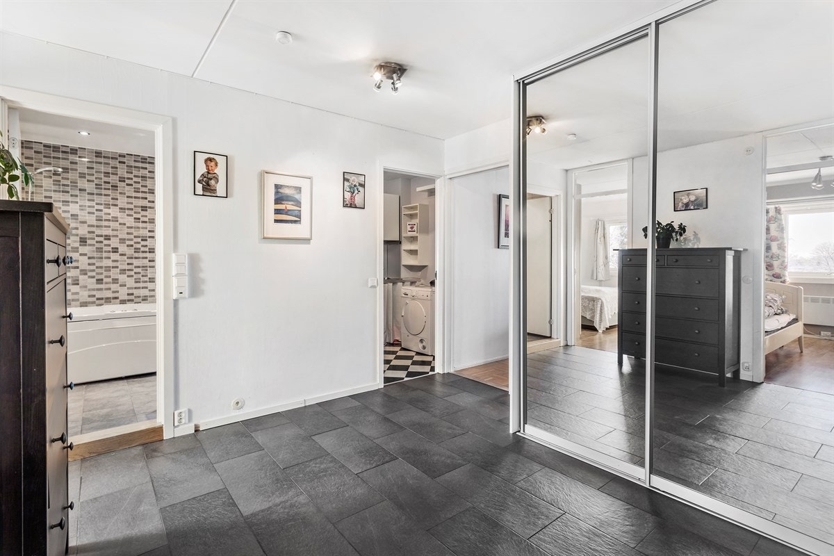 Stor gang med speilgarderobe. Inngang til bad, vaskerom, stue og soverom. Galleribilde