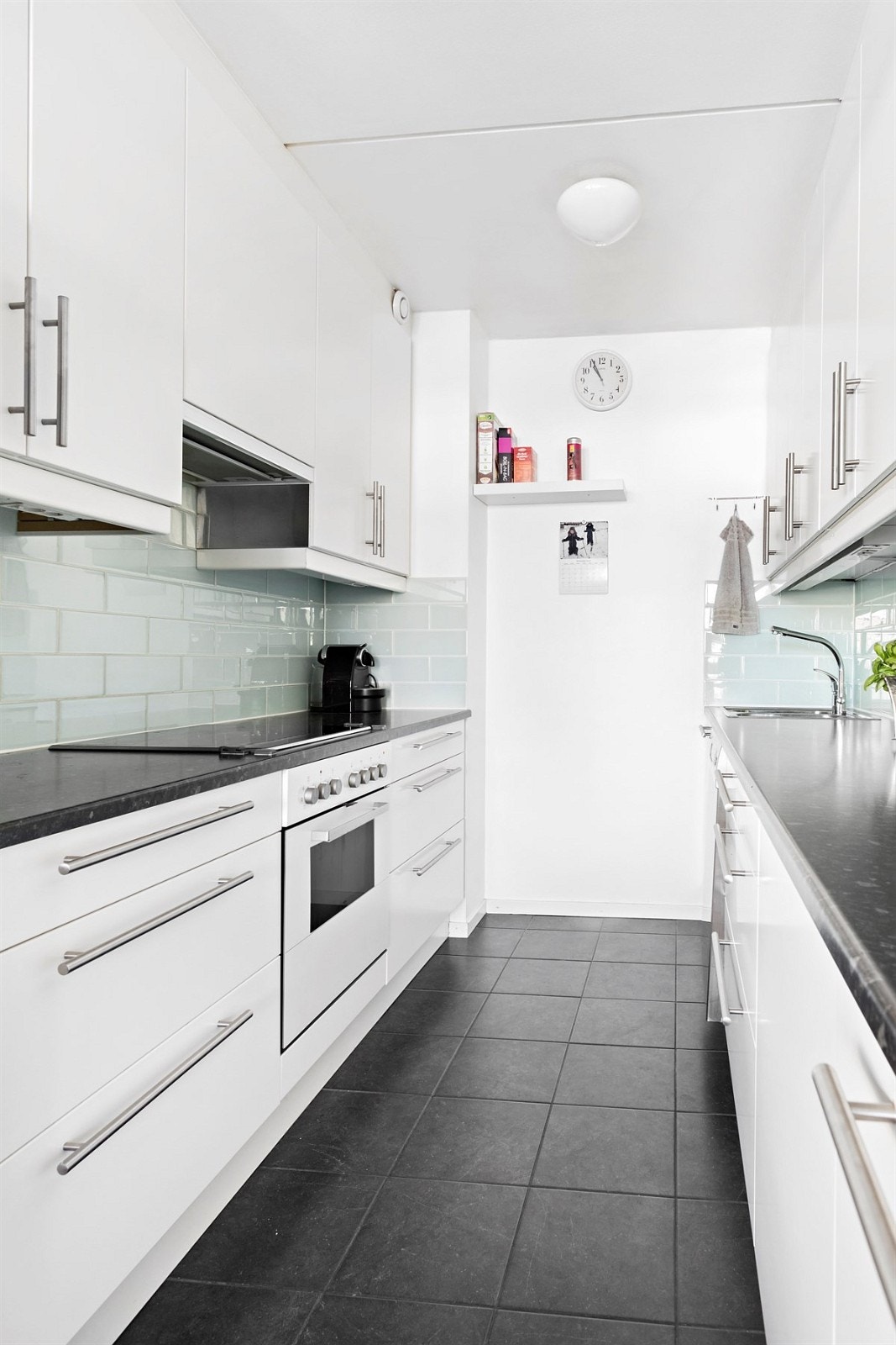 Moderne kjøkken med integrerte hvitevarer, pusset opp i 2007. Galleribilde