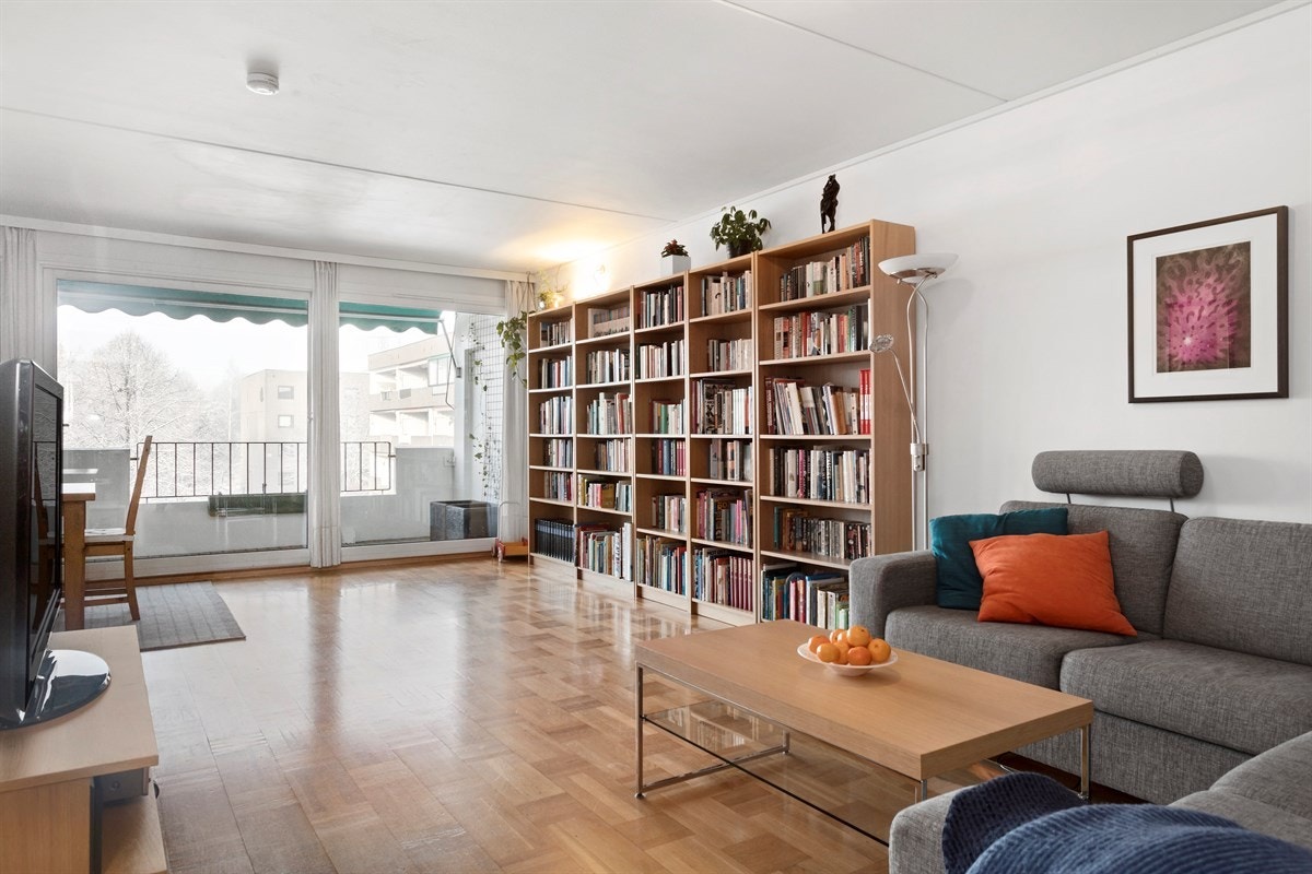 Stor stue med god plass til sofagruppe og utgang til balkong. Galleribilde