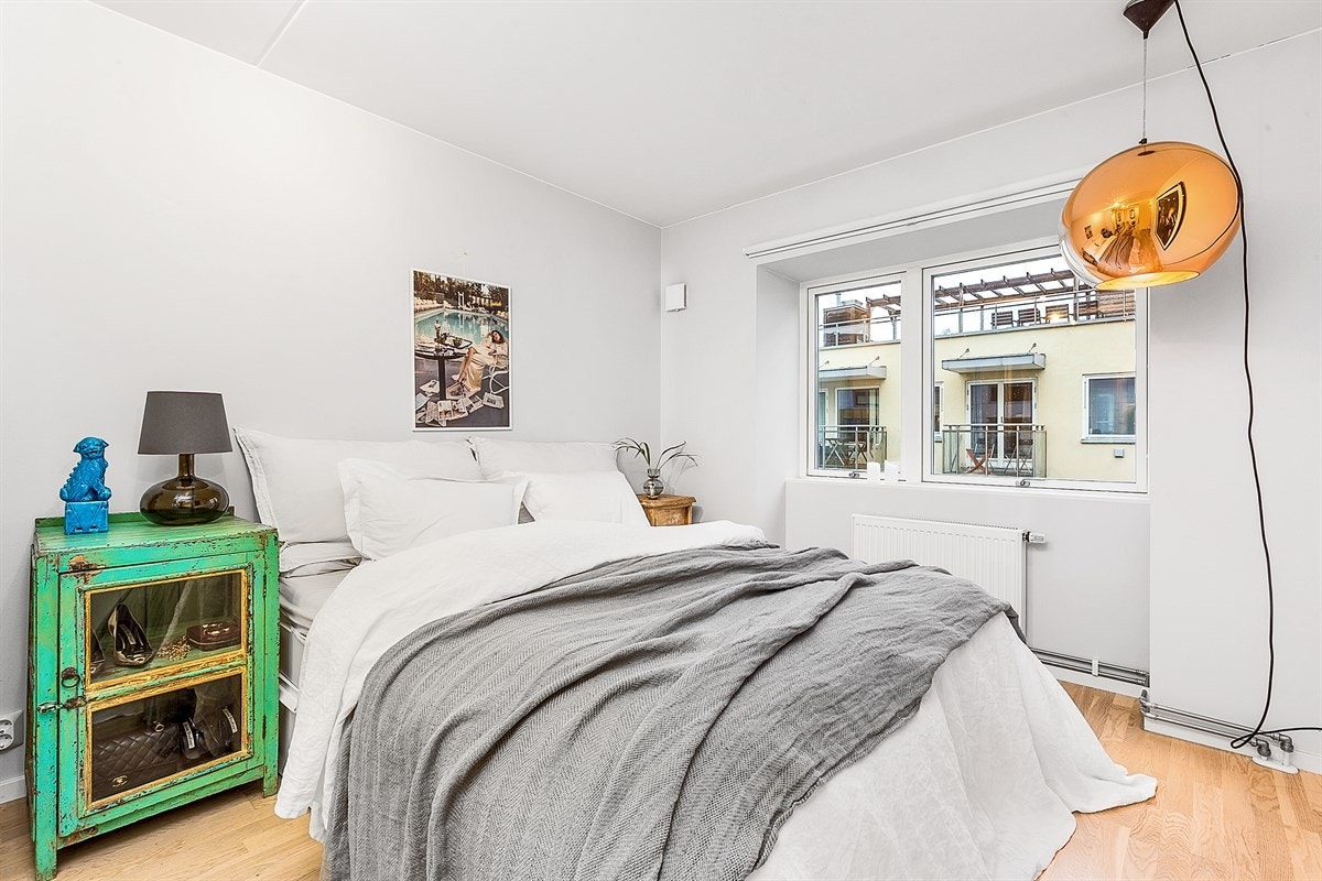 Boligen innehar to lyse og pene soverom. På hovedsoverommet er det montert både todørs og firedørs skyedørsgarderobe med speilfronter. Galleribilde