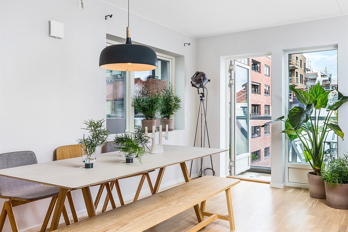 Det er lagt 3-stavs eikeparkett på gulvet og veggene er holdt i matt grå. Her er det god plass for sofaløsning med tilhørende møblement og langbord. Galleribilde