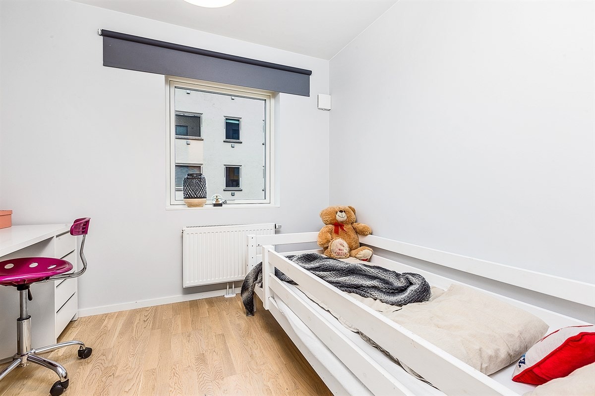 Boligen innehar to lyse og pene soverom. På dette soverommet finnes skyvedørsgarderobe med to hvite, glatte fronter. Galleribilde