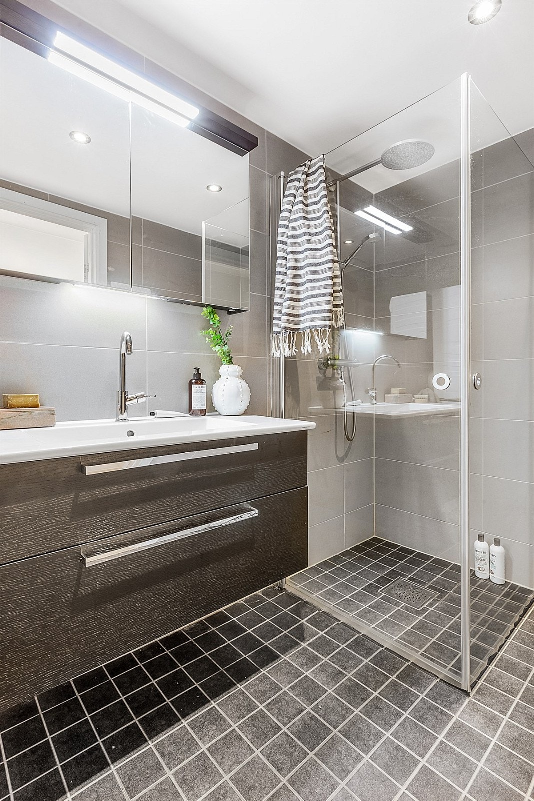 tillegg finnes det veggmontert toalett, dusjhjørne med innfellbare dusjvegger i herdet glass, samt opplegg for vaskemaskin og tørketrommel. Galleribilde