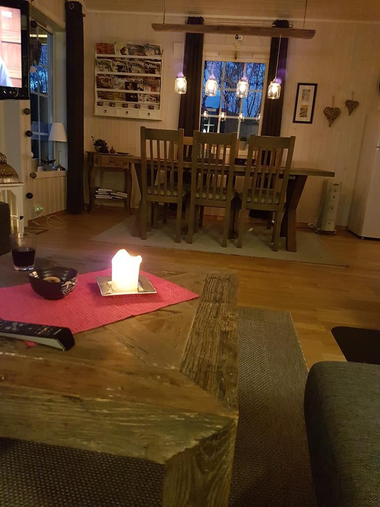 Koselig å bare slappe av på sofaen etter en arbeidsuke Galleribilde