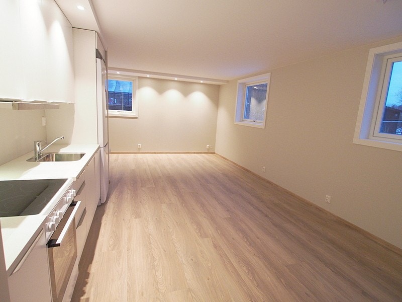 Stue med downlights. Taket har ekstra lydisolering. Galleribilde