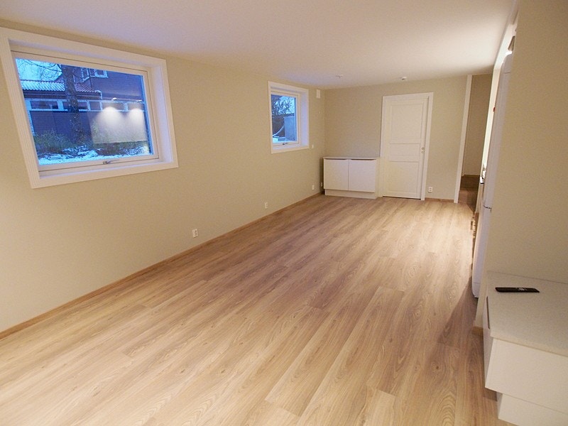 Stue med plass til spisebord og med skap i enden. Galleribilde