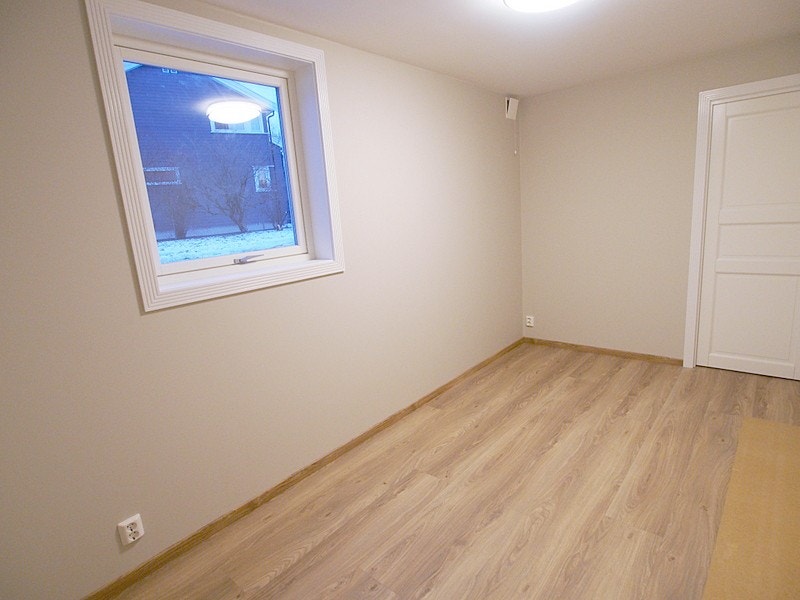 Soverom med inngang til walk-in garderobe Galleribilde