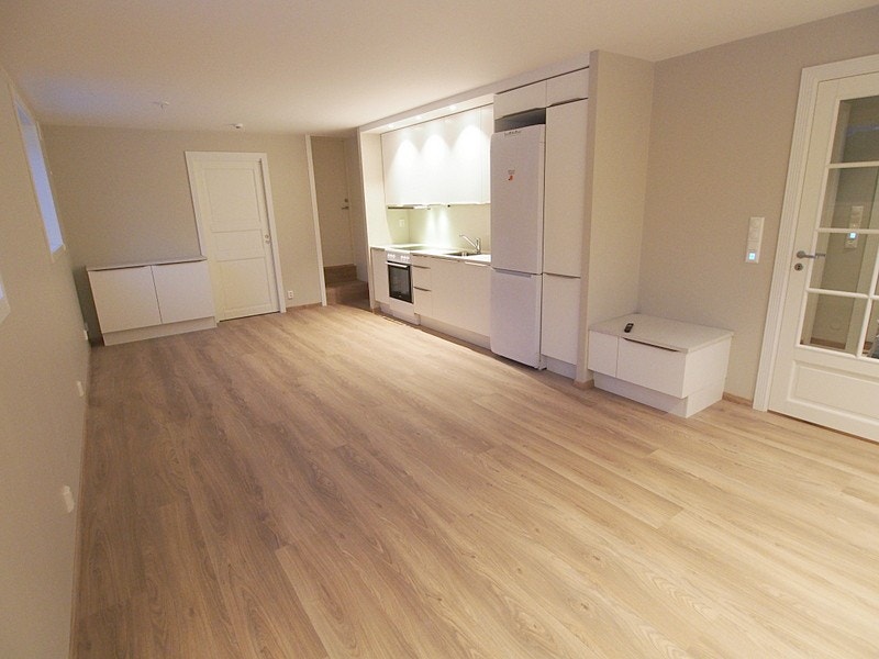 Kjøkken med TV-benk i enden. Fiber og kabeltv er inkludert i prisen. Galleribilde