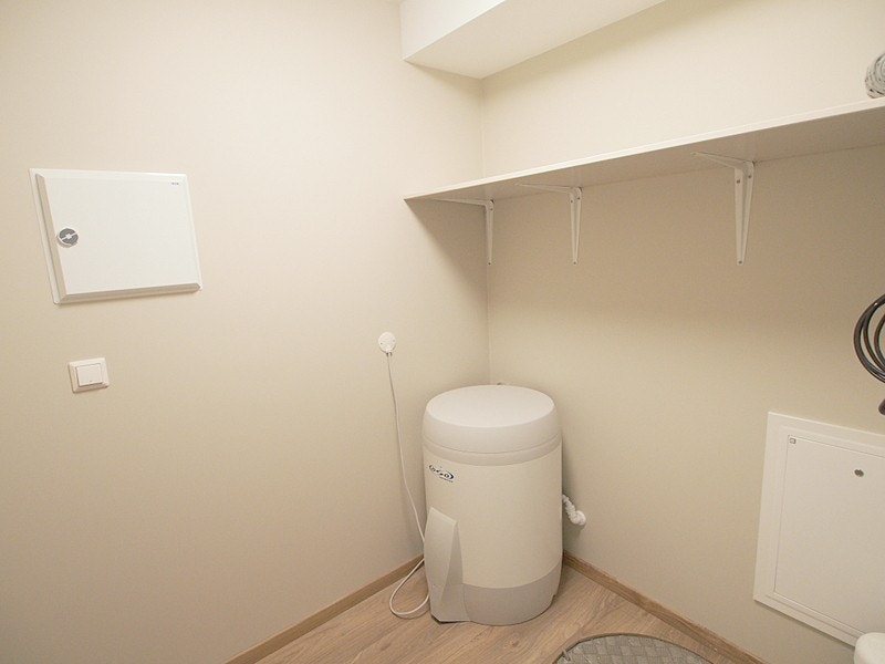 Egen bod/teknisk rom. God plass for oppbevaring. Galleribilde