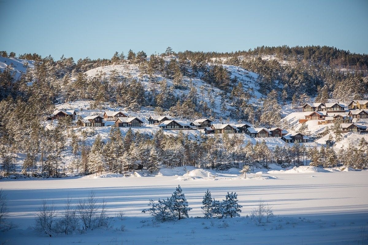 Sandvand en flott vinterdag. Del av hyttefeltet i bakgrunnen Galleribilde