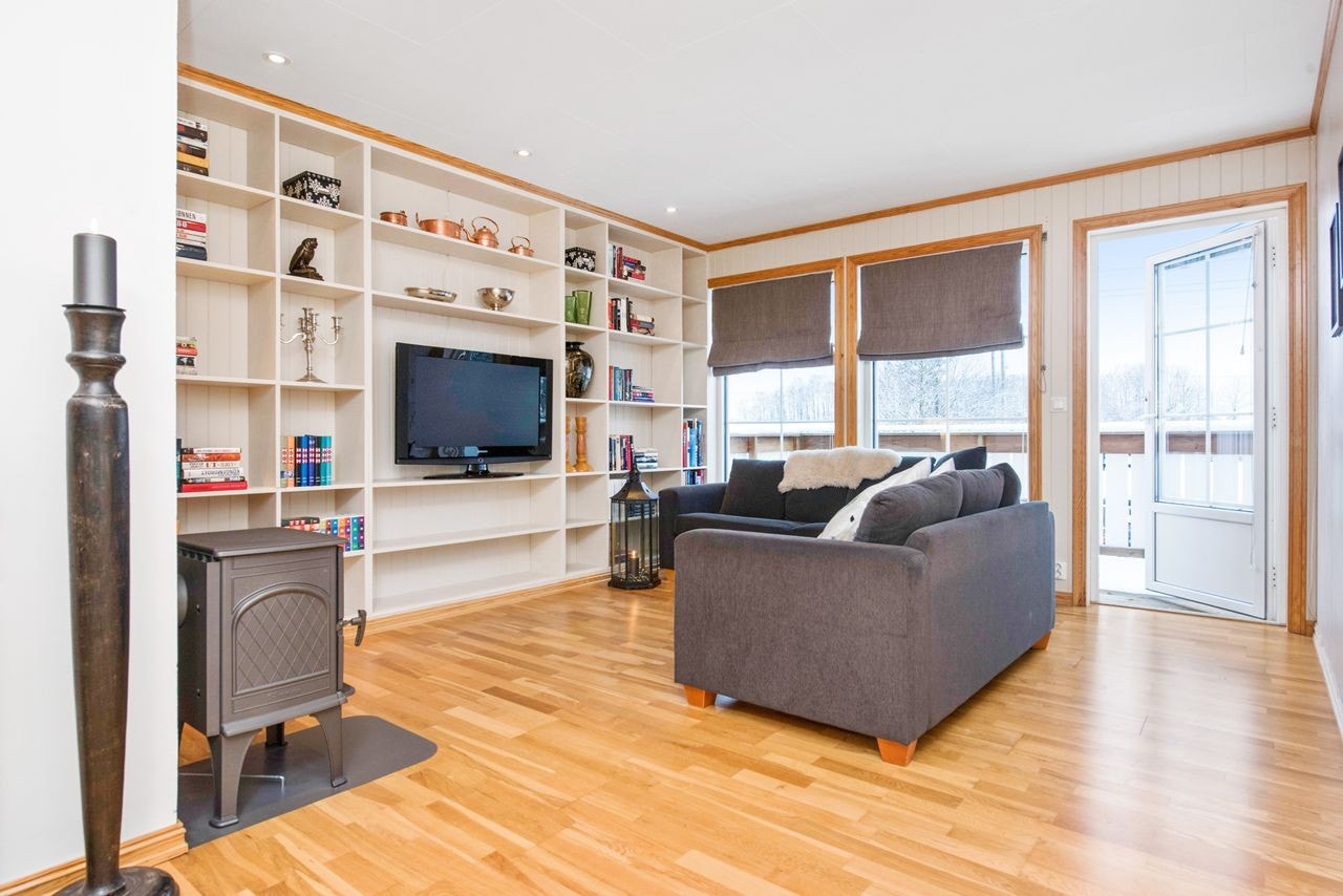 Stuen i 2. Etasje har plassbygget bokhylle og utgang til balkong Galleribilde