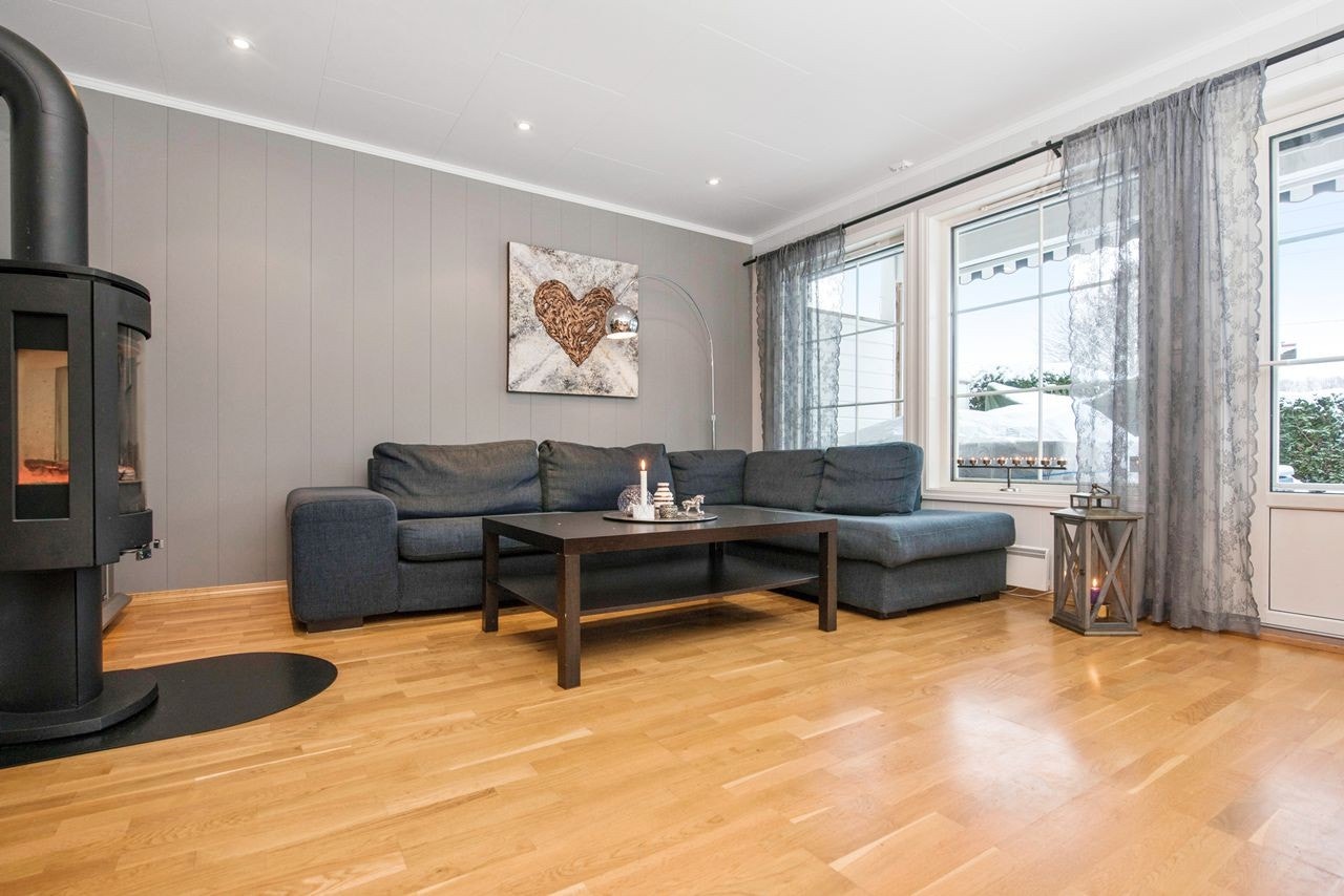 Stuen i 1. Etasje med utgang til terrasse og hage Galleribilde