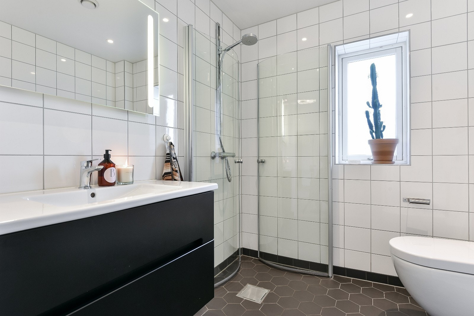 Pent bad med opplegg for vaskemaskin Galleribilde