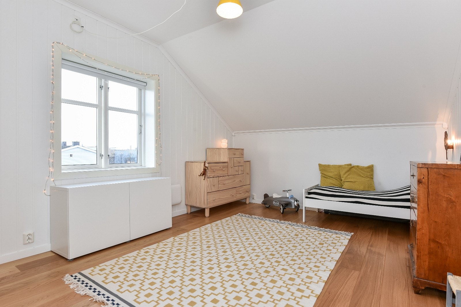Stort soverom brukt som barnerom på bildet, men er perfekt som master bedroom. Galleribilde
