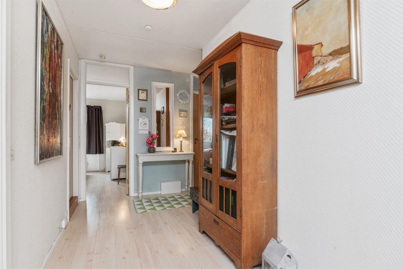 Sammenhengende laminat på gulvet gjennom store deler av leiligheten Galleribilde