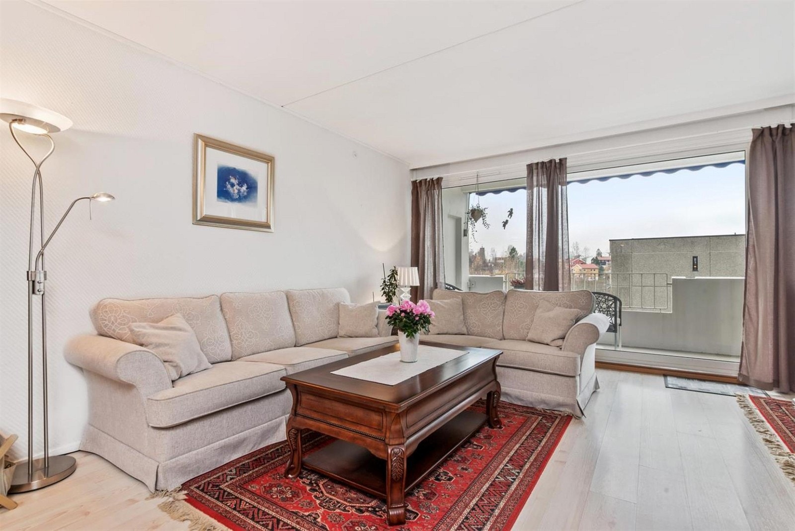 Stuen har god plass til sofakrok Galleribilde