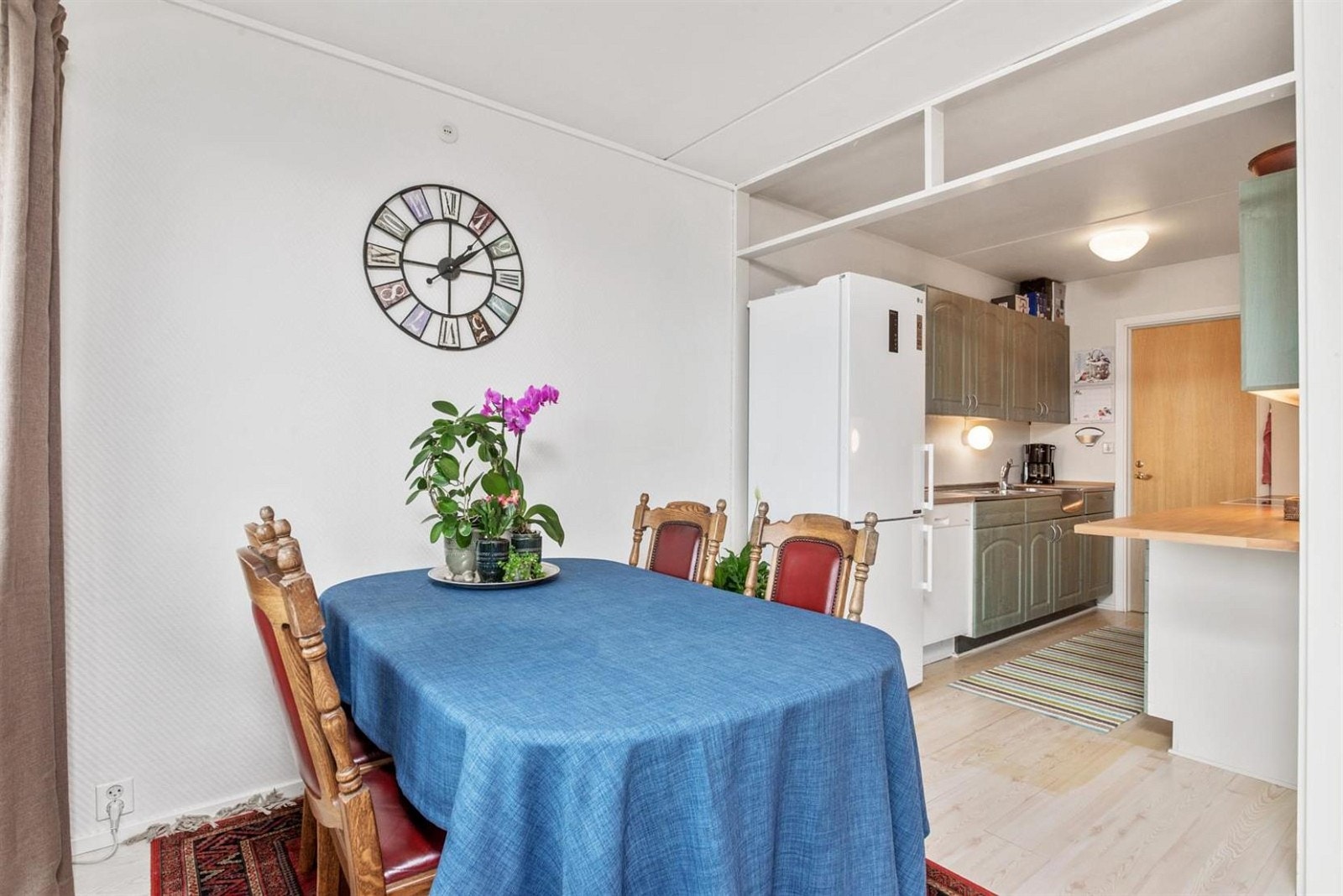 Delevis åpen løsning med spiseplass i tilknytning til kjøkkenet Galleribilde