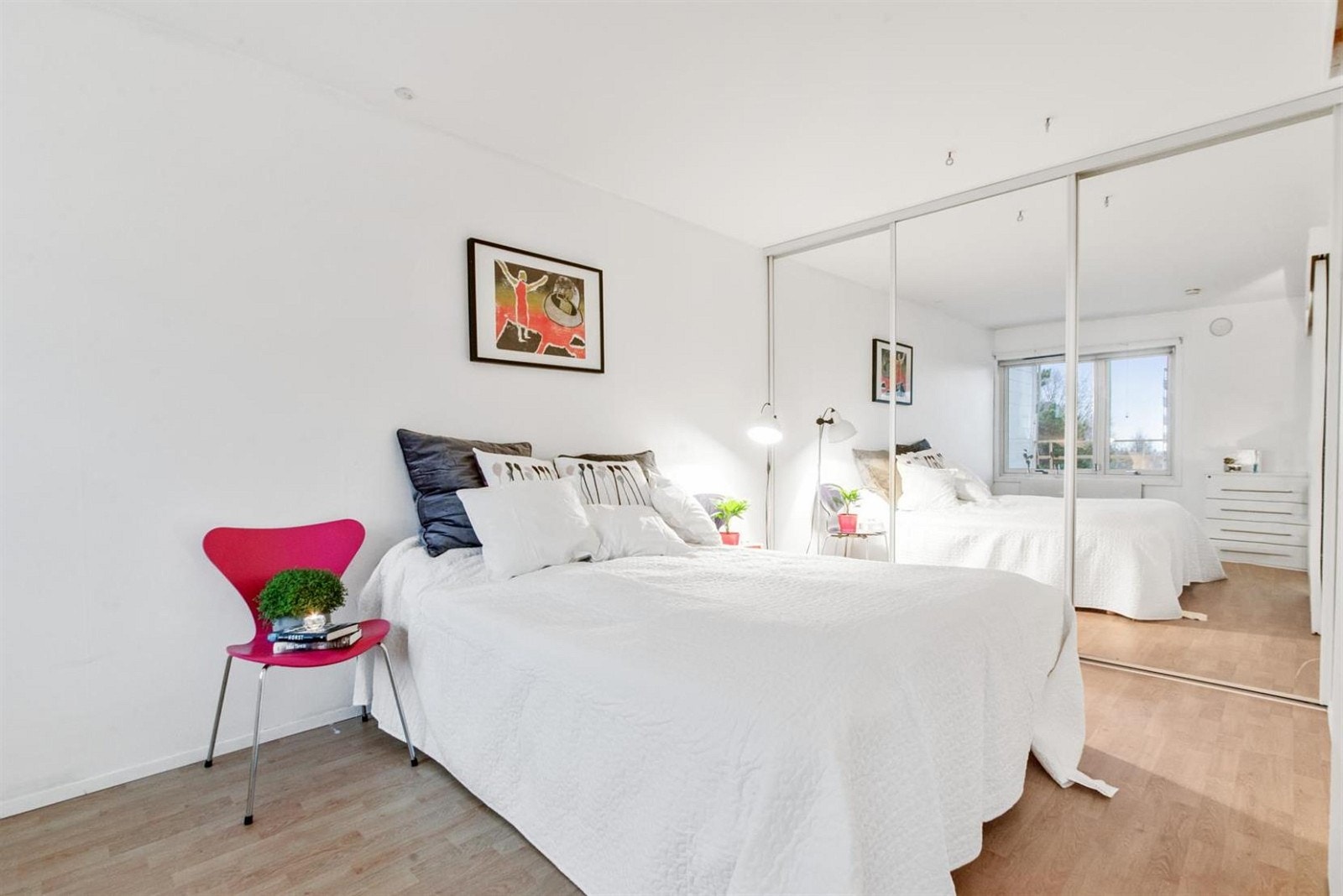 Stor skyvedørsgarderobe Galleribilde