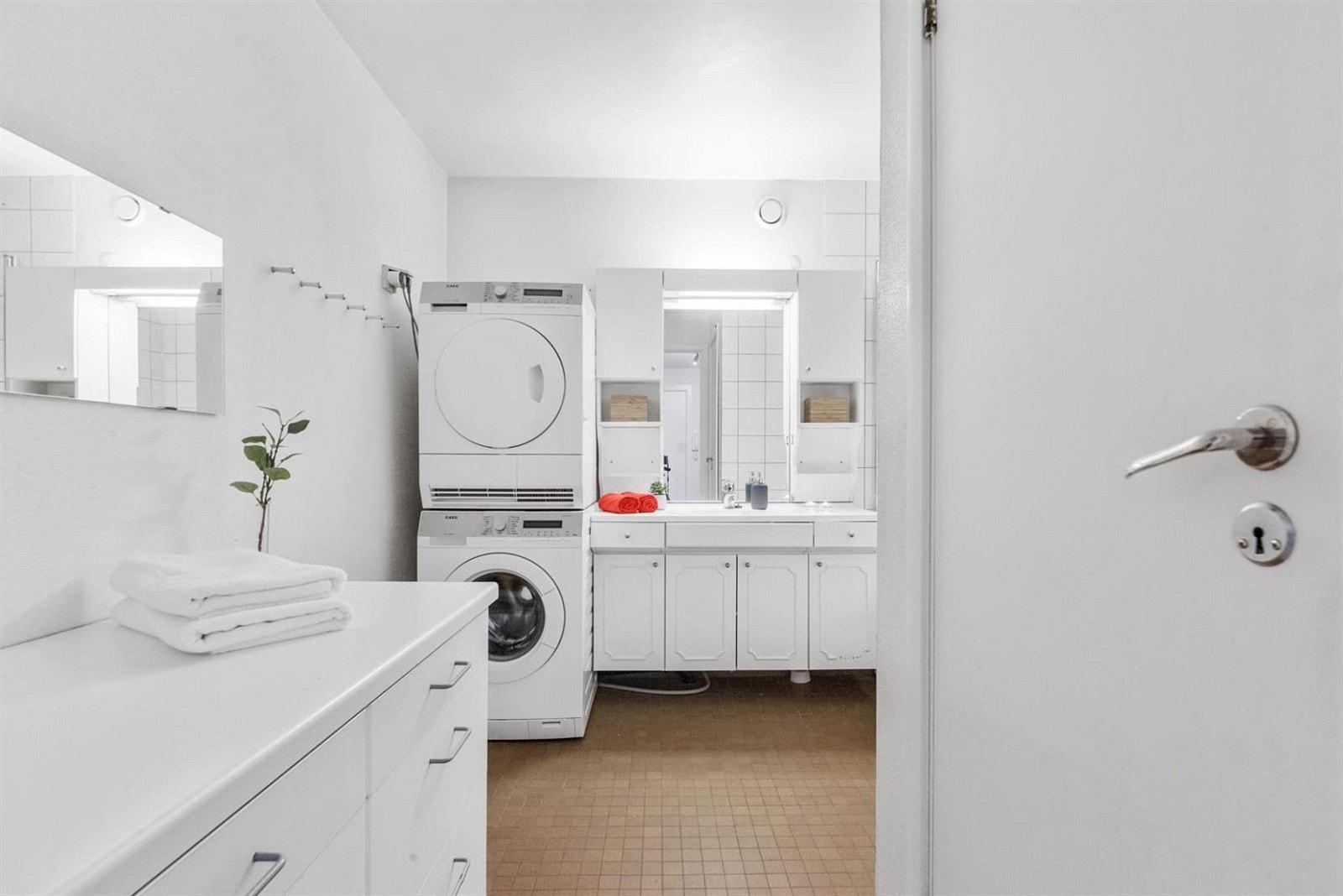 Baderom med opplegg for vaskesøyle Galleribilde