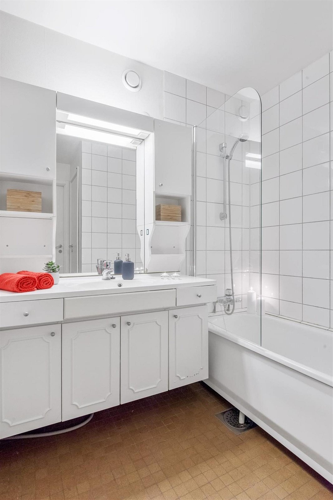 Badet har lys innredning og badekar med dusj Galleribilde