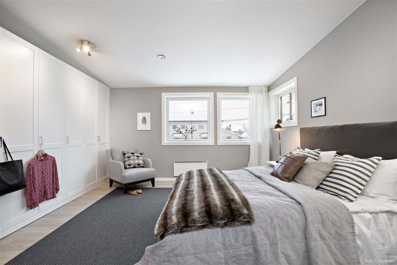 Innbydende hovedsoverom med mye skapplass. Galleribilde