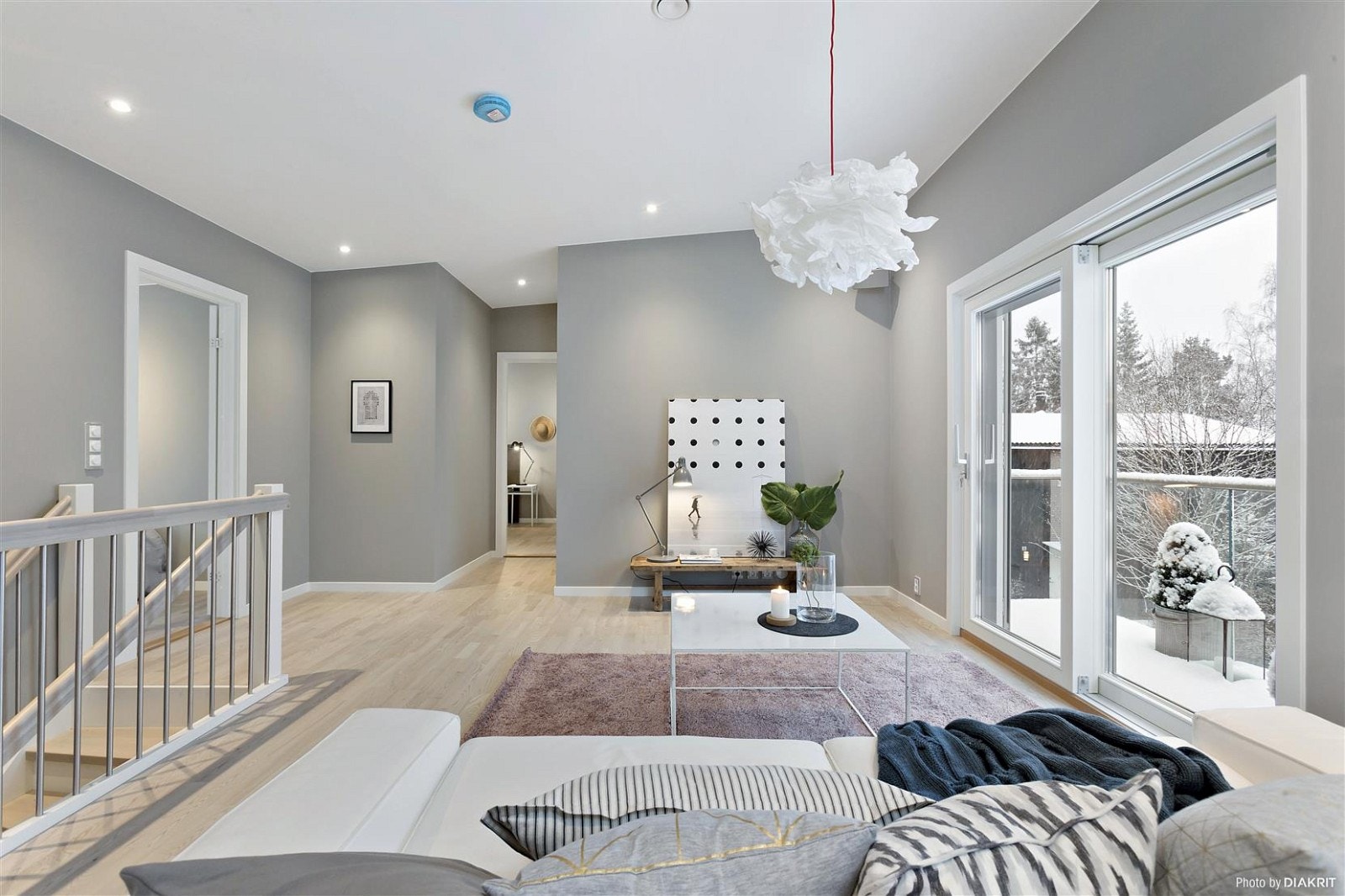 Hyggelig stue i andre etasje i moderne farge- og materialvalg. Galleribilde