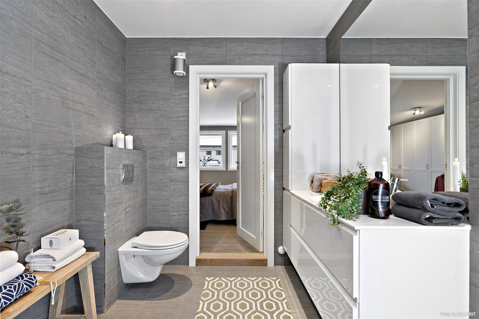 Vegghengt klosett og enkelservant. Galleribilde