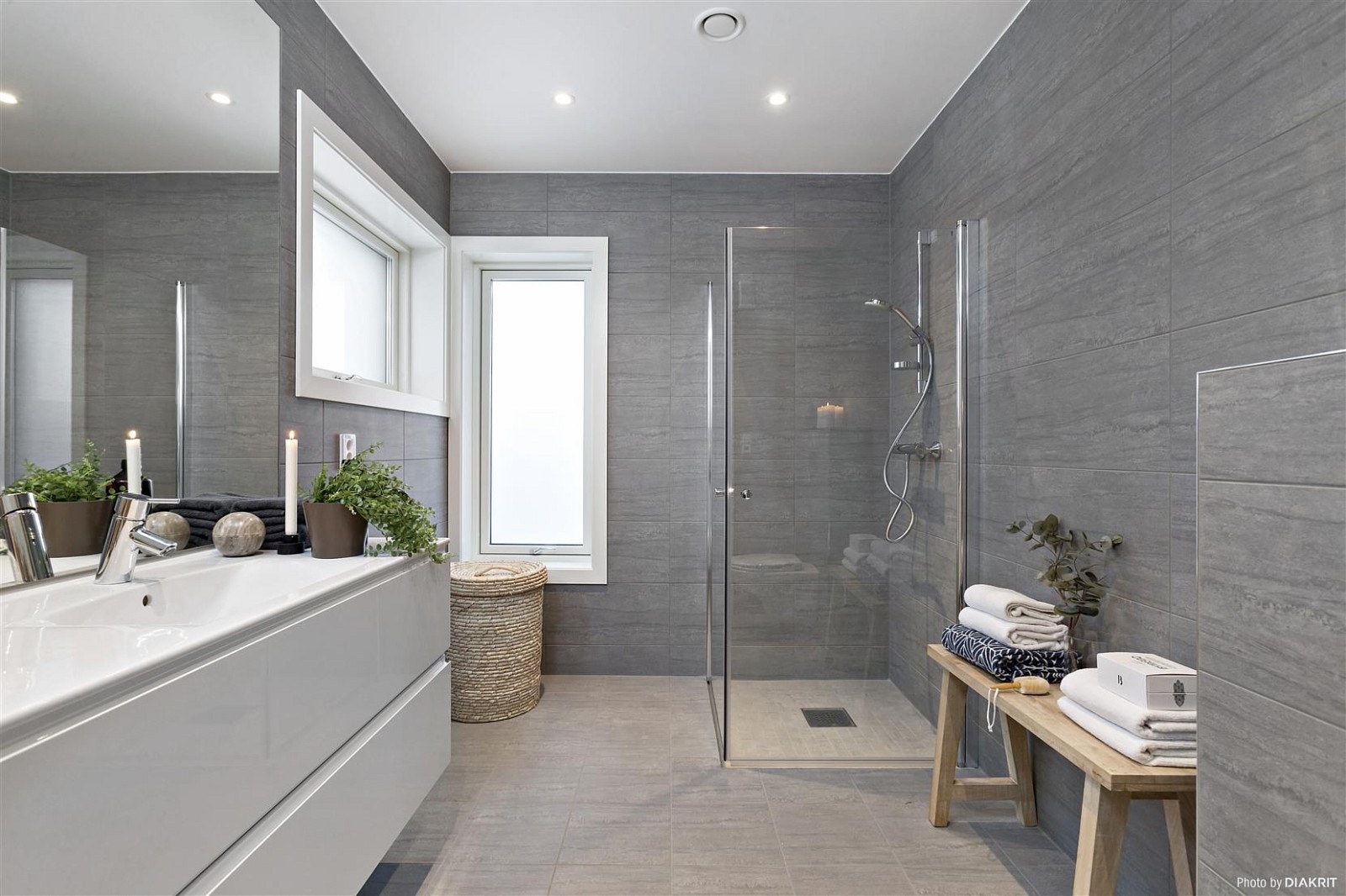 Bad tilknyttet hovedsoverommet i moderne fargevalg. Galleribilde