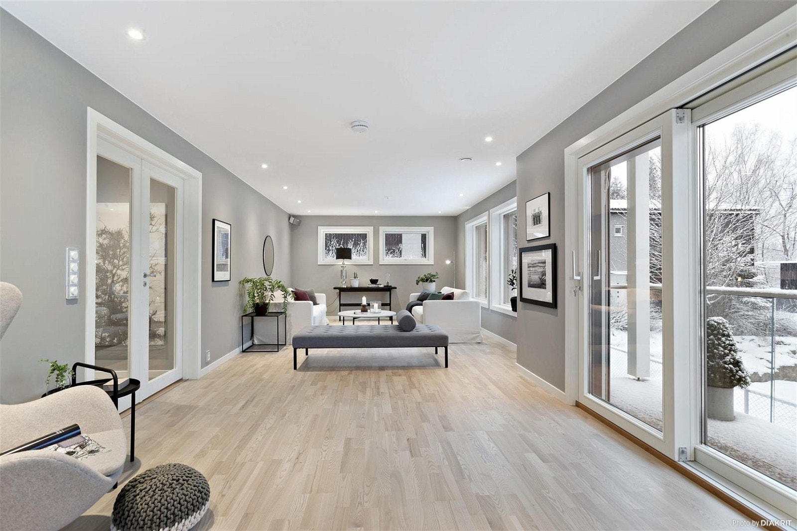 Stor og innbydende stue med store vinduer som gir godt lysinnslipp. Galleribilde