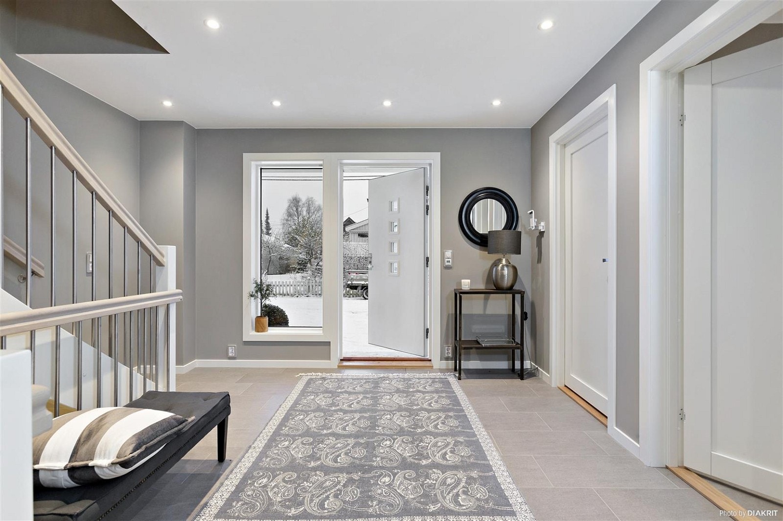 Stor, innbydende fliselagt hall. Galleribilde