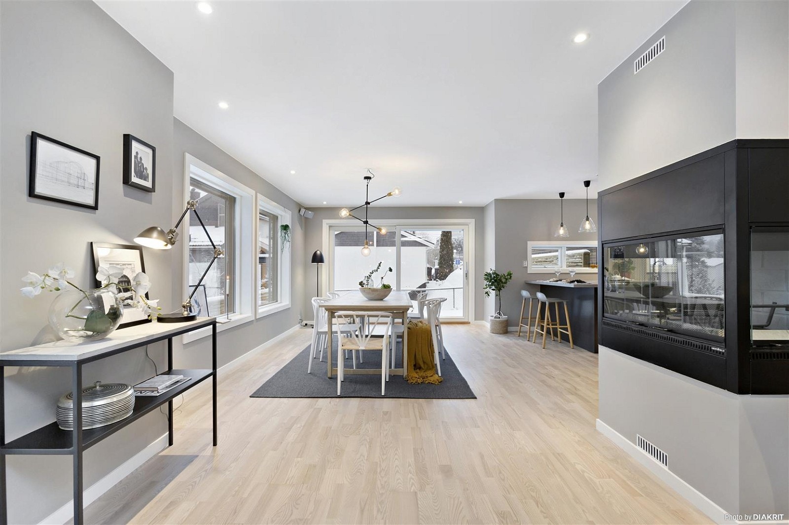 Stor og innbydende peisovn varmer godt en vinterskveld. Galleribilde