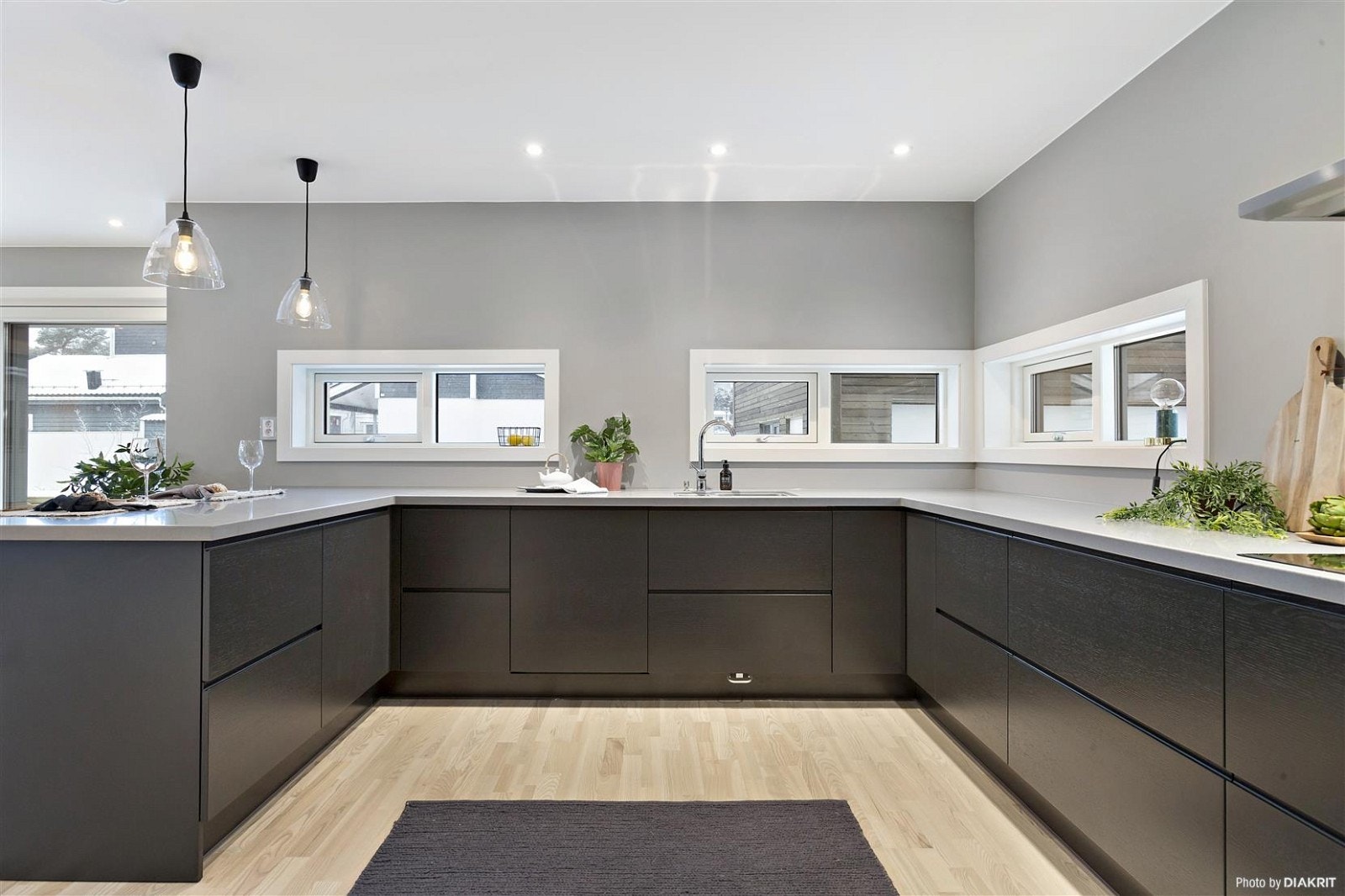 Stort og innholdsrikt kjøkken med mye benke- og skapplass. Galleribilde