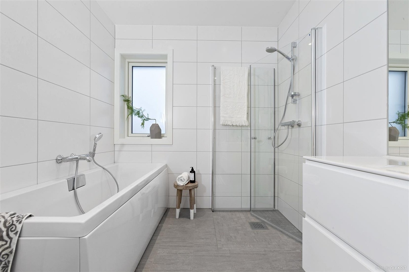 Bad i andre etasje med både dusj og badekar. Galleribilde