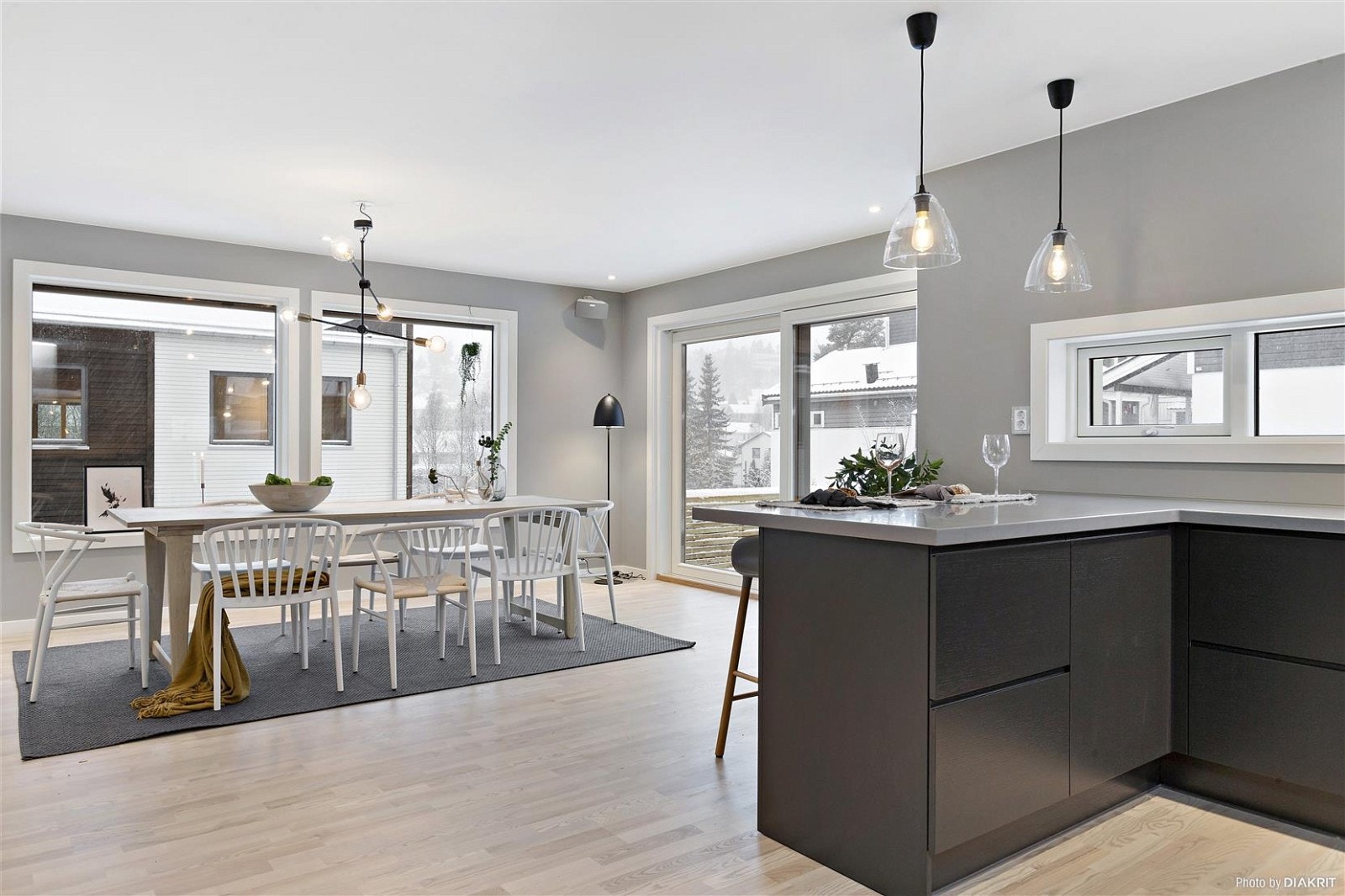 Det er god plass til spisestue ved kjøkkenet. Galleribilde