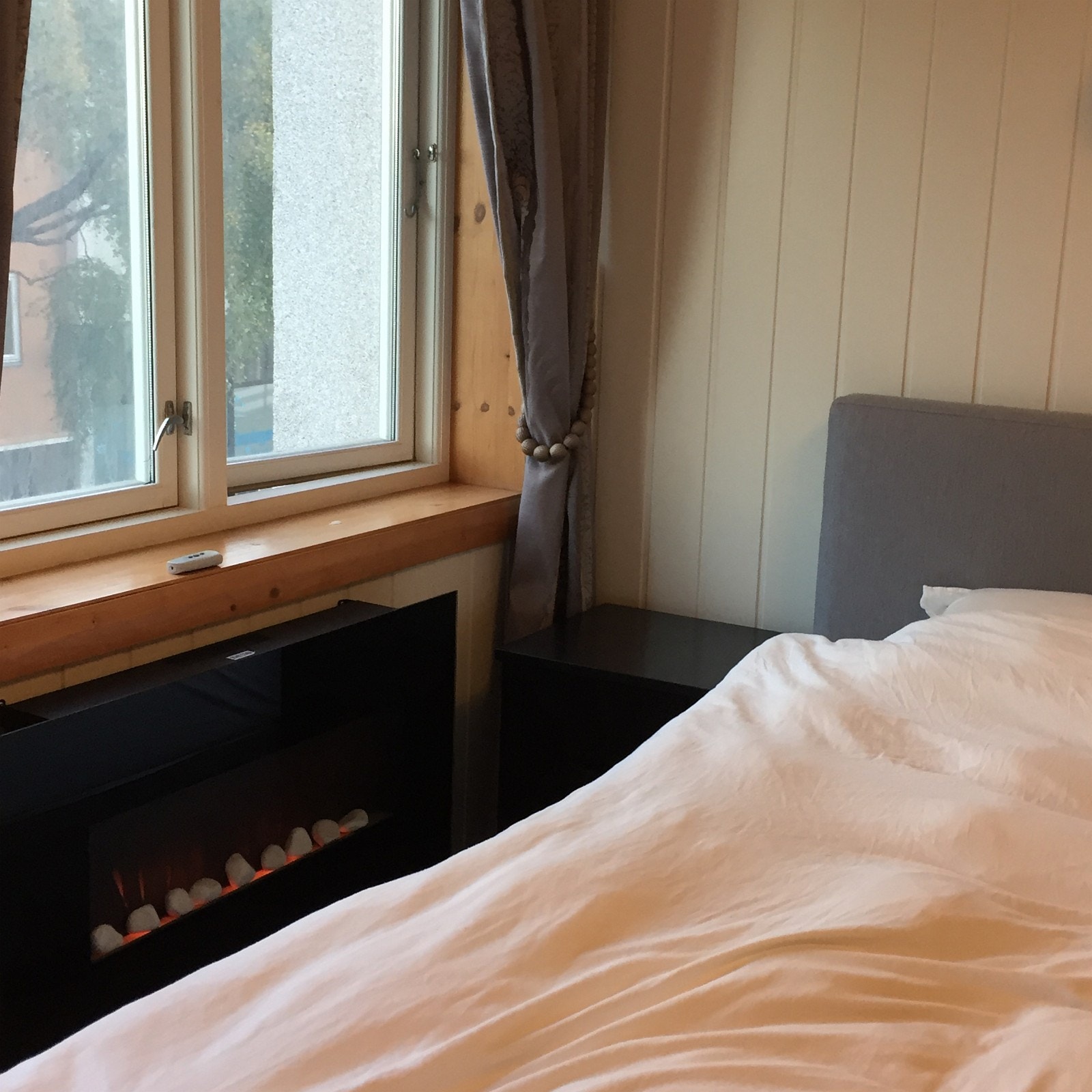 Soverom med elektrisk peis Galleribilde