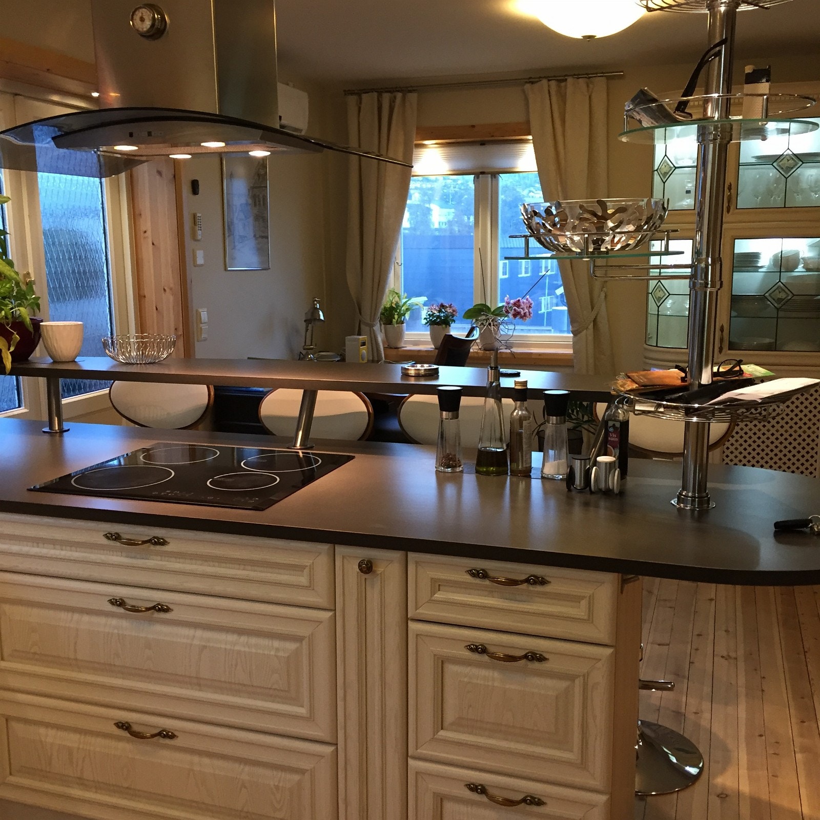 Lyst kjøkken mot stue Galleribilde