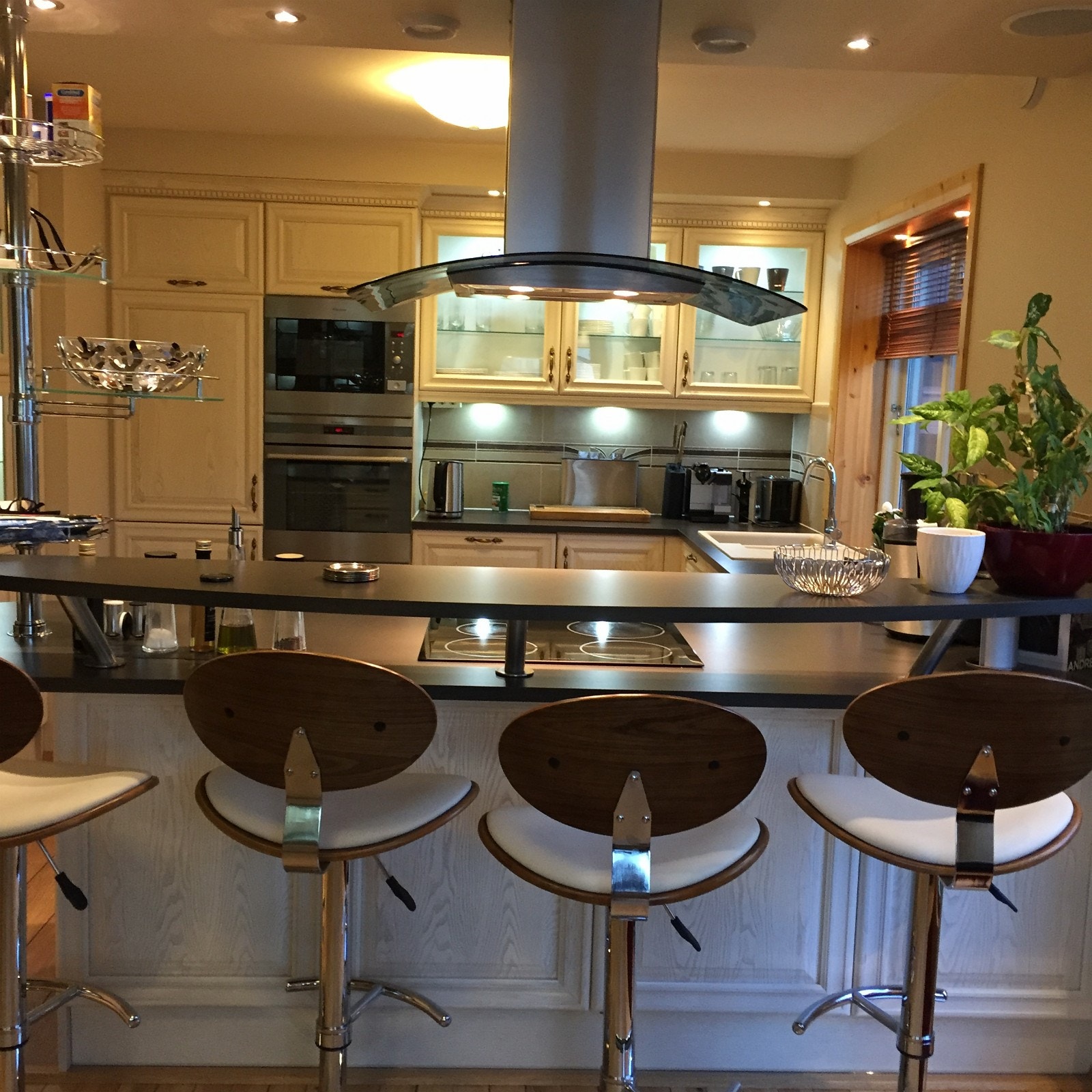 Lekkert kjøkken med barløsning Galleribilde