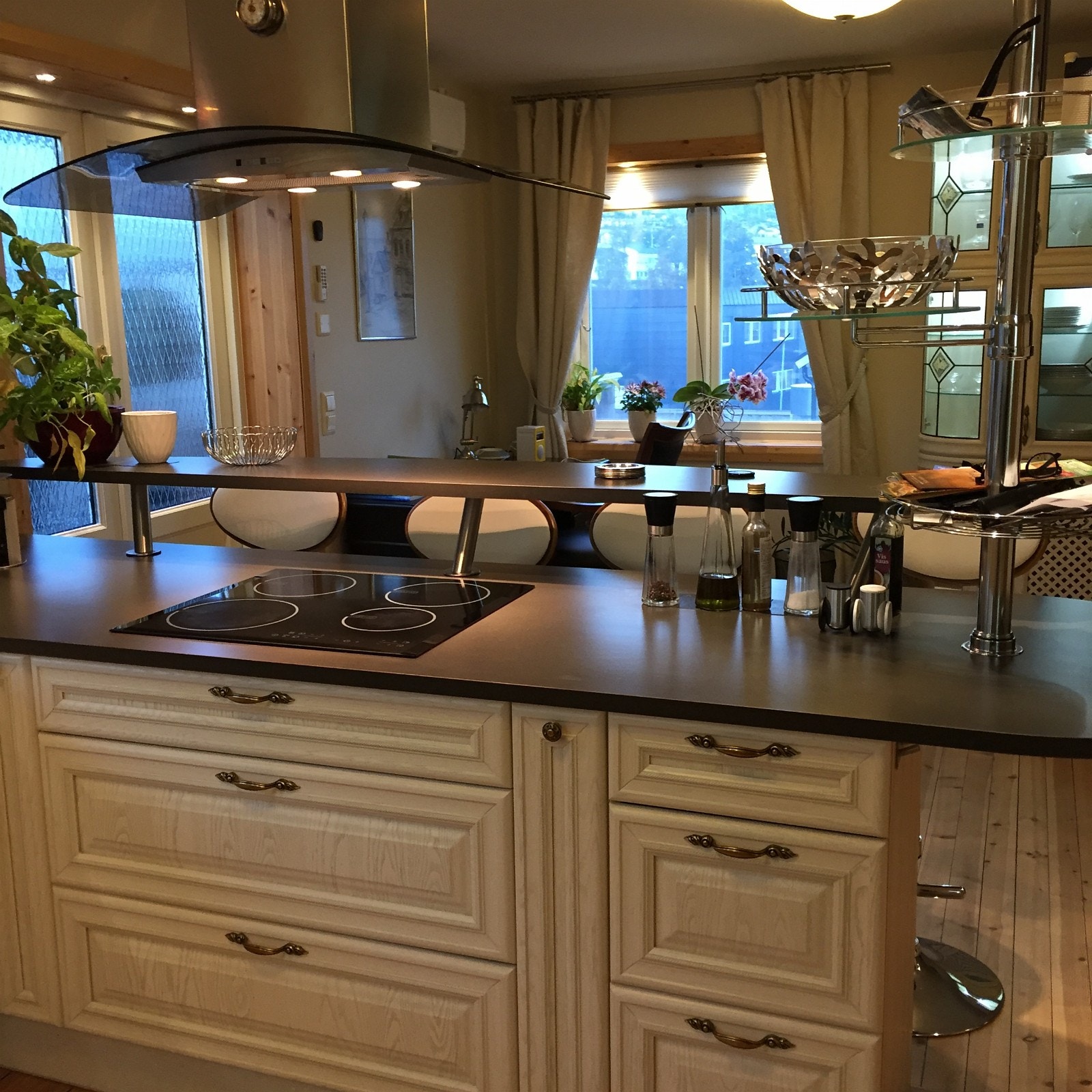 Del av kjøkken mot stue Galleribilde