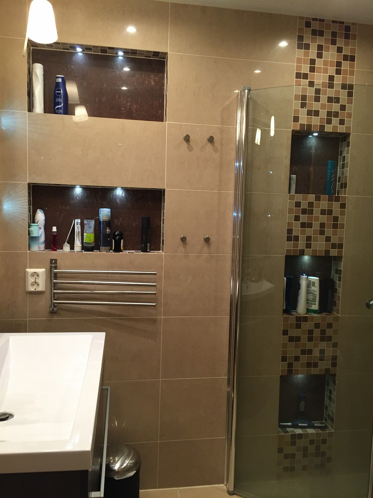 Største bad, lekkert flislagt med spotter Galleribilde